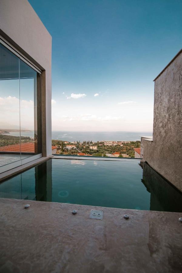 Mani Luxury Suites And Studios In Gytheio With Private Pools Eksteriør billede
