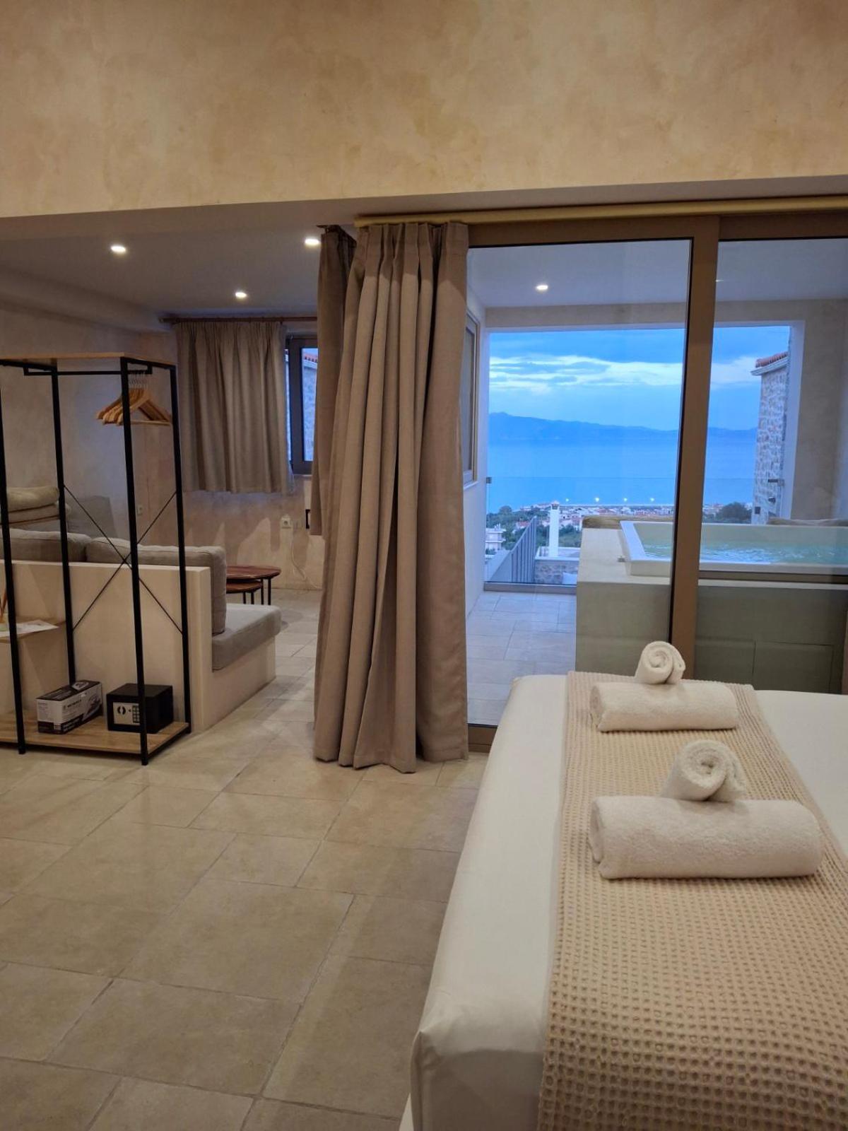 Mani Luxury Suites And Studios In Gytheio With Private Pools Eksteriør billede